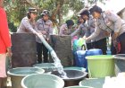 Sambut-Hari-Jadi-Polwan-Ke-75,-Polwan-Polres-Alor-Laksanakan-Pendistribusian-Air-Bersih-Di-Desa-Lendola