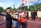 Kapolres-Alor-Serahkan-Hadiah-Kapolres-Cup-U-22-dalam-Peringatan-Hari-Bhayangkara-ke-78