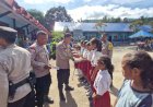 Ikut-Empati-atas-Kejadian-Siswa-SD-di-NTT,-Kapolres-Alor-Bagikan-Alat-Tulis-dan-Perlengkapan-Sekolah-kepada-Siswa-SD-di-Wilayah-Welai-dan-Fanating