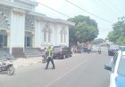 Ciptakan-Kamseltibcarlantas,-Satlantas-Polres-Alor-Hadir-Amankan-Aktivitas-Shalat-Jumat-di-Masjid-Al-Fatah