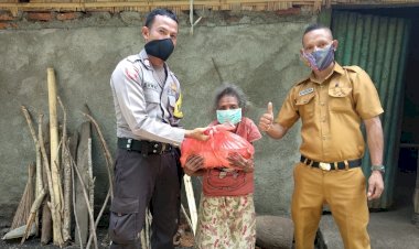 Bhabinkamtibmas-Kecamatan-Alor-Tengah-Utara-Bersama-Kepala-Desa-Bagikan-Sembako-Kepada-Masyarakat-Kurang-Mampu