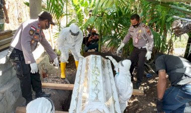 Personil-Polres-Alor-Bersama-Tim-Gugus-Tugas-Covid---19-Kab.-Alor-Bantu-Pemakaman-Pasien-Dalam-Pengawasan-Yang-Meninggal-Dunia
