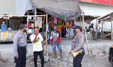 Cegah-Penyebaran-Covid-–-19,-Binmas-Polres-Alor-Sampaikan-Himbauan-Di-Pasar-Impres