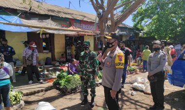 Cegah-Penyebaran-Covid-–-19,-Polres-Alor-Melaksanakan-Pembagian-Masker-Bersama-Kodim-1622-Alor