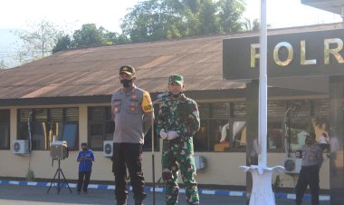 Tingkatkan-Semangat-dan-Sinergitas,-Kapolres-Alor-Berikan-Penghargaan-Kepada-Personil-Polres-Alor-Dan-Personil-Kodim-1622-Alor-yang-Berprestasi