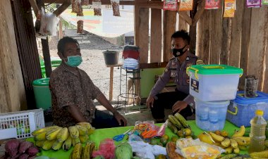 Bhabinkamtibmas-Lakukan-Patroli-Dialogis-Sambil-Mengedukasi-Masyarakat-Tentang-Protokol-Kesehatan