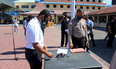 Antisipasi-Penyalahgunaan-Senjata-Api,-Kapolres-Alor-dan-Kasi-Propam-Lakukan-Pengecekan