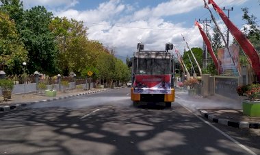 Penyemprotan-Disinfektan-Kembali-di-lakukan-Dengan-Mobil-AWC-Polres-Alor