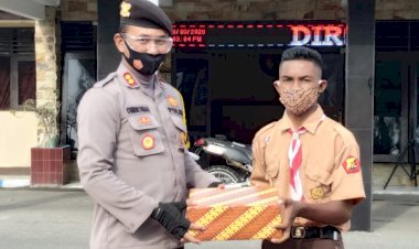 Kapolres-Alor-Beri-Hadiah-ke-Hamka-Salama-Atas-Aksi-Heroiknya-Panjat-Tiang-Bendera