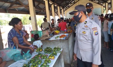 Polsek-Alor-Timur-Laut-Lakukan-Pengawasan-Protokol-Kesehatan-Di-Pasar-Nailang