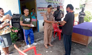 Polsek-Alor-Barat-Laut-Dampingi-Penyerahan-Bantuan-Langsung-Tunai-Dana-Desa-(BLT_DD)-Kepada-Warga-O’amate
