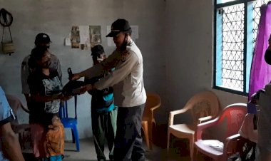 Wujud-Kepedulian-Polri,-Kapolsek-Alor-Selatan-Salurkan-Bansos-Beras-Kepada-Warga-Masyarakat