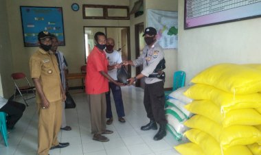 Kapospol-Bakalang-Polsek-Pantar-Salurkan-Bansos-Polri-bagi-Warga-Terdampak-Covid-19