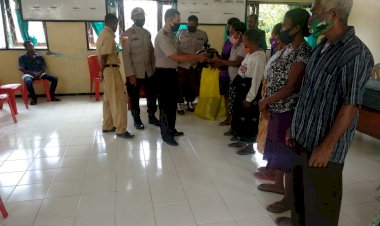 Pendistribusian-Bantuan-Sosial-Polri-oleh-Kapolsek-Alor-Timur-Laut