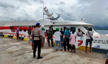 Sat-Polair-Polres-Alor-Lakukan-Pengamanan-Keberangkatan-Kapal-Express-Cantika