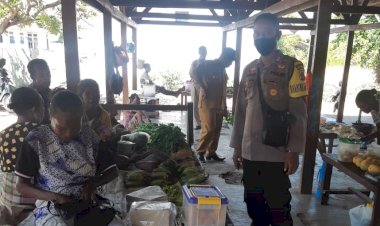 Bhabinkamtibmas-Sambang-Warga-Pengunjung/Pedagang-Pasar-Alemba-dan-Berikan-Himbauan-Protokol-Kesehatan