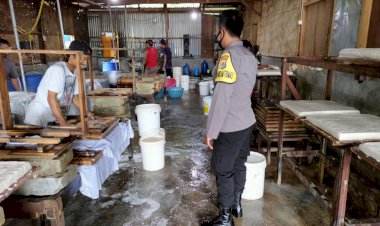 Babhinkamtibmas-Desa-Adang-Buom-Laksanakan-Sambang-Ke-Pabrik-Tahu