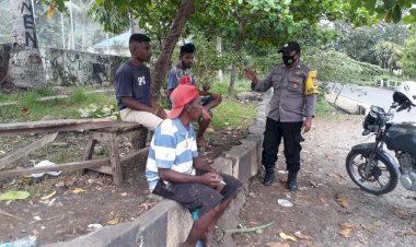 Jaga-Kamtibmas-Di-Desa-Binaan,-Bhabinkamtibmas-Lakukan-Sambang-Ke-Masyarakat