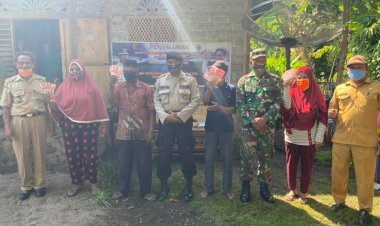 Polsek-Pantar-Dampingi-Pembagian-BLT-DD-Triwulan-III-Kepada-Warga-Desa-Wailawar