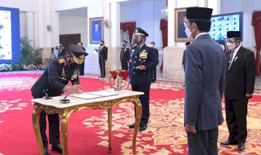 Jenderal-Idham-Azis-Serahkan-Panji-Polri-Tribrata-ke-Jenderal-Listyo-Sigit