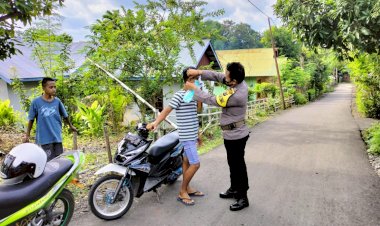 Bhabinkamtibmas-Laksanakan-Penertiban-dan-Bagikan-Masker-Gratis