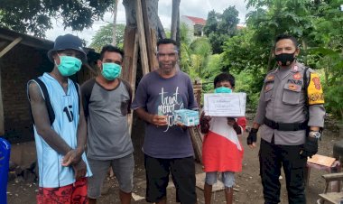 Cegah-Penyebaran-Covid-19,-Bhabinkamtibmas-Laksanakan-Sambang-dan-memberi-Sumbangan