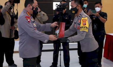 Kapolri-memberikan-penghargaan-berupa-kesempatan-sekolah-perwira-kepada-personel-polda-DIY-yg-berprestasi.