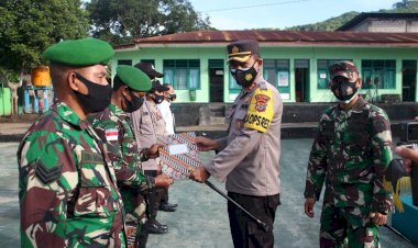Apel-Bersama-TNI-dan-POLRI-Dalan-Rangka-Pemberian-Reward-And-Punishment-Kepada-Personil-Polres-Alor-Dan-Anggota-TNI-AD-1622-Alor