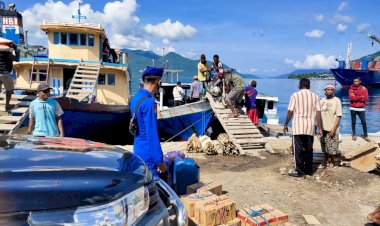 Tingkatkan-Giat-Patroli-Sambang-Di-Pelabuhan-Kalabahi,-Sat-Polair-Polres-Alor-Lakukan-Patroli-Dialogis