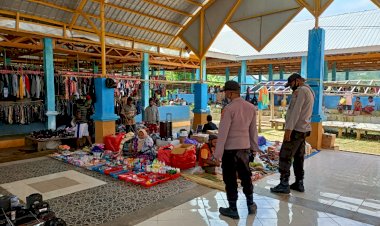 Laksanakan-Pengamanan-Pasar-Tradisional,-Personil-Polsek-Alor-Selatan-Tetap-Ingatkan-Masyarakat-Patuhi-Prokes