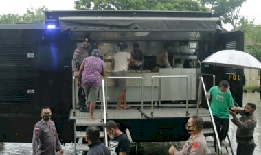 Polri-Peduli,-Satbrimob-Polda-NTT-Siapkan-Dapur-Lapangan-Untuk-Warga-Korban-Longsor-di-TDM