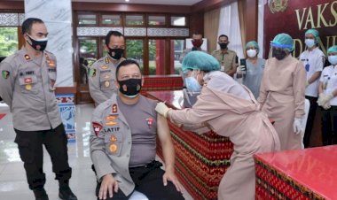 Aman-dan-Halal,-Kapolda-NTT-Jalani-Vaksinasi-Covid-19-Sinovac