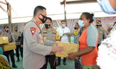 Bentuk-Kepedulian-Polri,-Kapolda-NTT-Serahkan-Bantuan-Sembako-Kepada-Masyarakat-Besipae