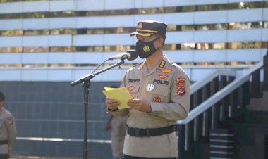 Pimpin-Upacara-Bendera-Bulanan,-Irwasda-Polda-NTT-Ingatkan-Anggota-Tingkatkan-Disiplin