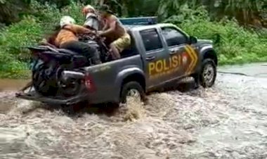Dengan-Sigap-Personil-Polsek-Alor-Barat-Laut-Bantu-Warga-Dalam-Kesulitan-Menyeberang-Karena-Banjir