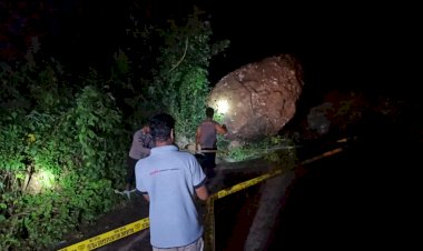 Cek-Lokasi-Tanah-longsor,-Kapolsek-Alor-Barat-Daya-Ingatkan-Warga-Waspda-Longsor