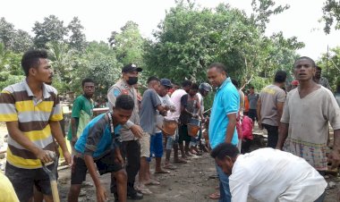 Personil-Polsek-Alor-Barat-Daya-Bantu-Warga-dalam-Memperbaiki-Jembatan-yang-Ambruk