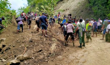 Polsek-Alor-Selatan-Bantu-Warga-Dalam-Membuka-Akses-Jalan-Yang-Tertutup-Akibat-Longsor