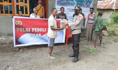 Polsek-Pantar-Barat-Distribusikan-Bansos-Polri-Kepada-Masyarakat-yang-Terkena-Dampak-Bencana-di-Desa-Muriabang