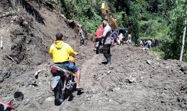 Personil-Polsek-Alor-Barat-Daya-Lakukan-Pemantauan-Pada-Jalan-yang-Tertimbun-Tanah-Longsor