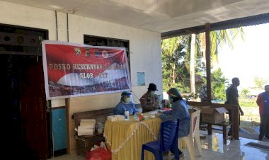 Pasca-Bencana-Alam,-Polres-Alor-Bersama-Instansi-Terkait-Buka-Posko-Kesehatan-Lapangan-Di-Desa-Tamakh