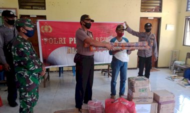 Salurkan-Bantuan-Polri-Melalui-Polsek-Alor-Selatan-Kepada-Masyarakat-Terdampak-Bencana-Alam.