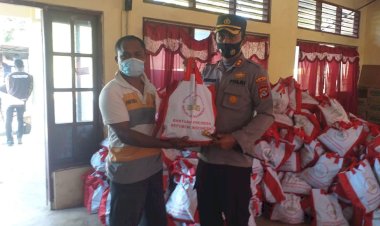 Peduli-Korban-Tanah-Longsor,-Kapolres-Alor-Bantu-Salurkan-Bantuan-Sembako-di-Wilayah-Kec.-Alor-Timur-Laut