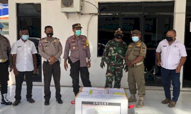 Polres-Alor-Laksanakan-Pengamanan-dan-Pengawalan-Kotak-Vaksin-Covid-19-dari-Bandara-Mali-Menuju-Gudang-Penyimpanan-Vaksin-Dinas-Kesehatan-Kab.-Alor