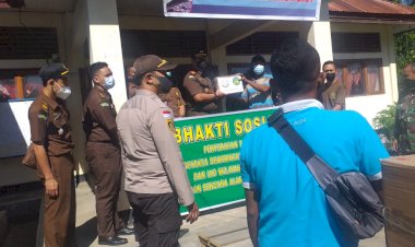 Kapolsek-ATL-Bersama-Danposramil-ATL-Dampingi-Sekertaris-Desa-Waisika-Terima-Bantuan-Sembako-dari-Kajari-Alor