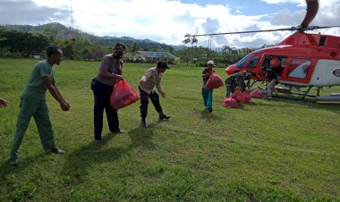 Kapolsek-Alsel-Dampingi-Sekcam-Alsel-Menerima-Penyaluran-Bantuan-Sembako-dari-BNPB-untuk-Didistribusikan-Kepada-Korban-Bencana-Alam
