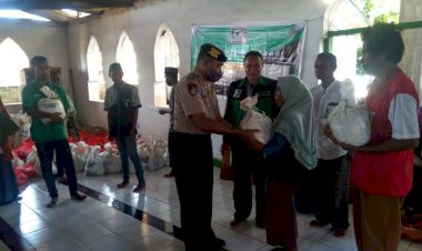 Polsek-Pantar-Dampingi-Organisasi-KAHMI-Bagi-Sembako-Kepada-Korban-Bencana-Alam-di-Kelurahan-Kabir