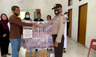 Polsek-Pantar-Dampingi-Komunitas-Alor-Siap-Berbagi-Salurkan-Bansos-Kepada-Korban-Bencana-Alam-di-Kelurahan-Kabir