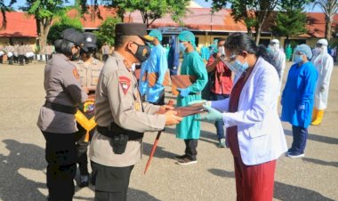 Penghargaan-Kepada-Anggota/ASN-Polri-Tenaga-Kesehatan,-Kapolda-NTT-:-Perjuangan-Saudara-Patut-Diteladani-dan-Menjadi-Kebanggaan-Kita-Semua