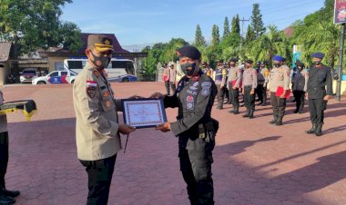 Apel-Pelepasan-Personil-Brimob-Polda-NTT-&-Penyerahan-Penghargaan-oleh-Kapolres-Alor